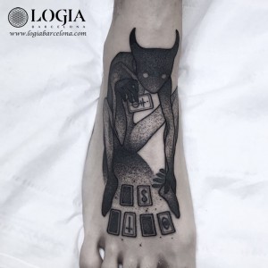 tatuaje-empeine-diablo-logia-barcelona-uri-torras      